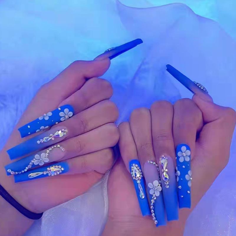 Appui long sur les ongles Brillant Français Bleu Couverture Complète Faux Ongles Fleurs Ballerine Nail Art Set DIY Artificielle Acrylique Faux Ongles Conseils Coller sur les Ongles pour Femmes 24Pcs